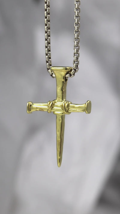 Colgante de cruz de tres clavos en oro amarillo de 14 k