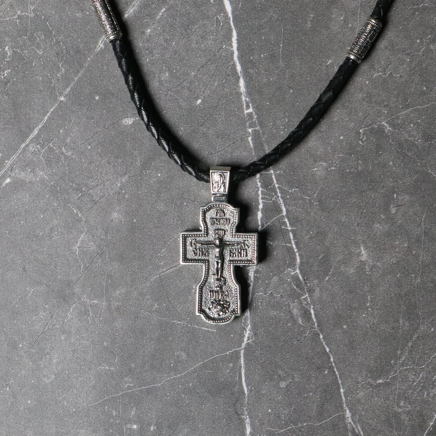 Collar de cuero con cruz ortodoxa 