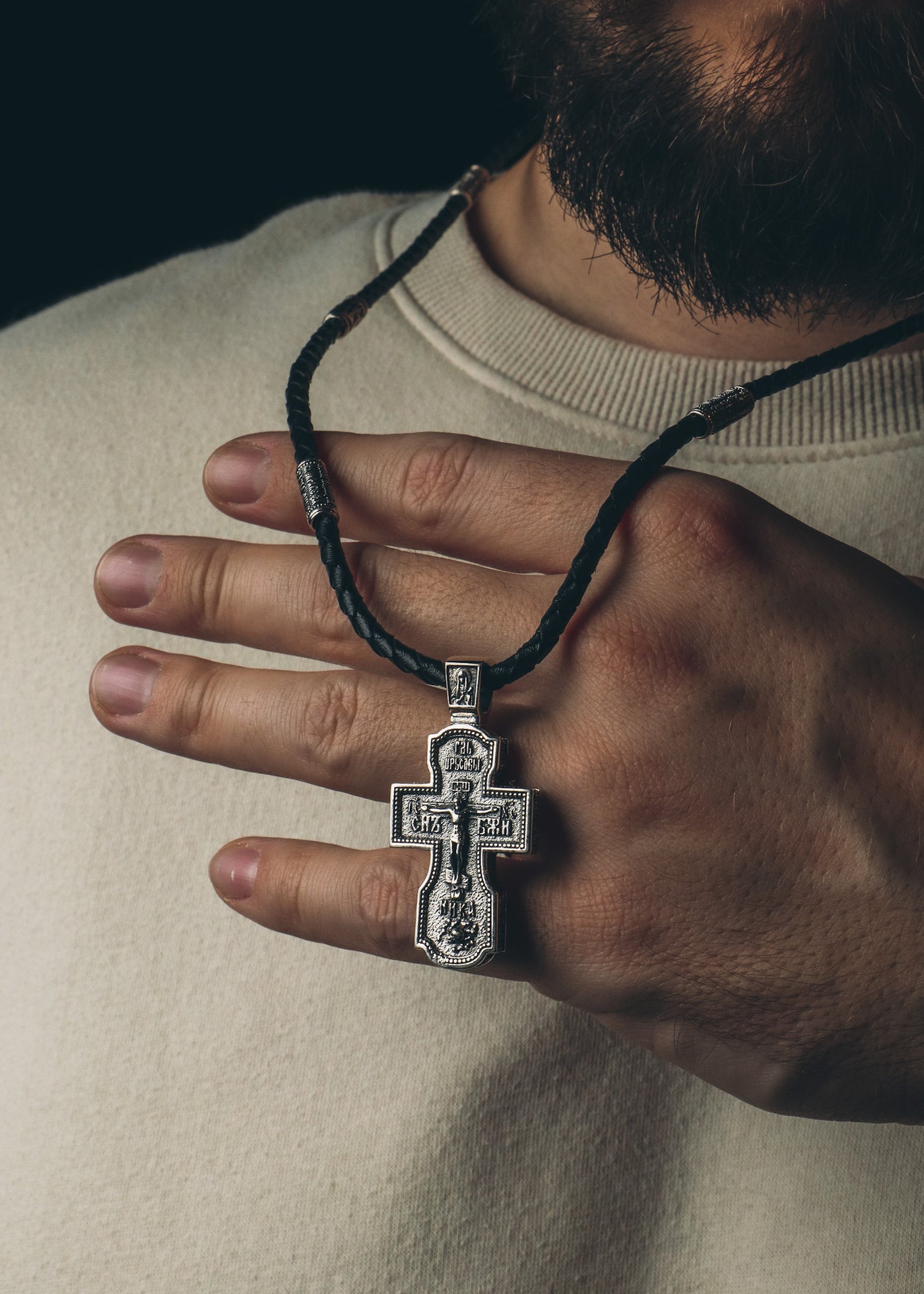 Collar de cuero con cruz ortodoxa 